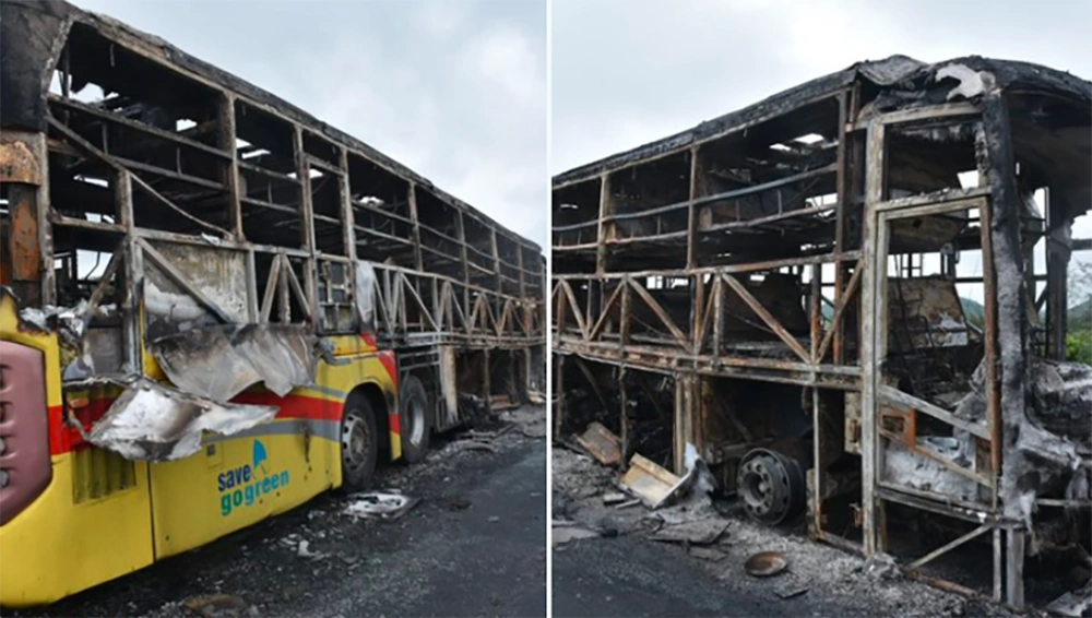 Penampakan bus yang terbakar habis/tangkap layar X Foto: Foto: U Subrahmanyam/X  The Hindu